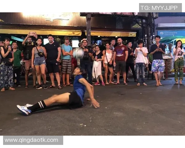 酒吧里的足球球星们：他们在赛场外的生活和风采